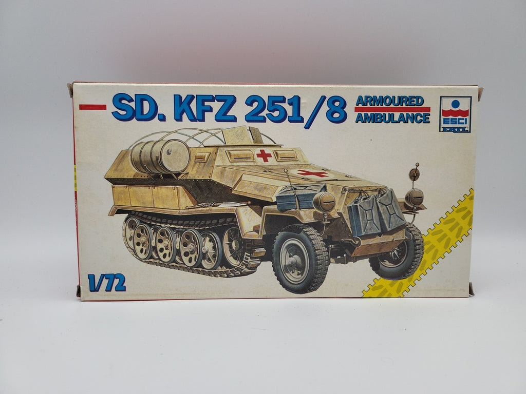 ESCI - 1/72 - 8347 - German Sd Kfz 251/8 Armoured Ambulance New Series