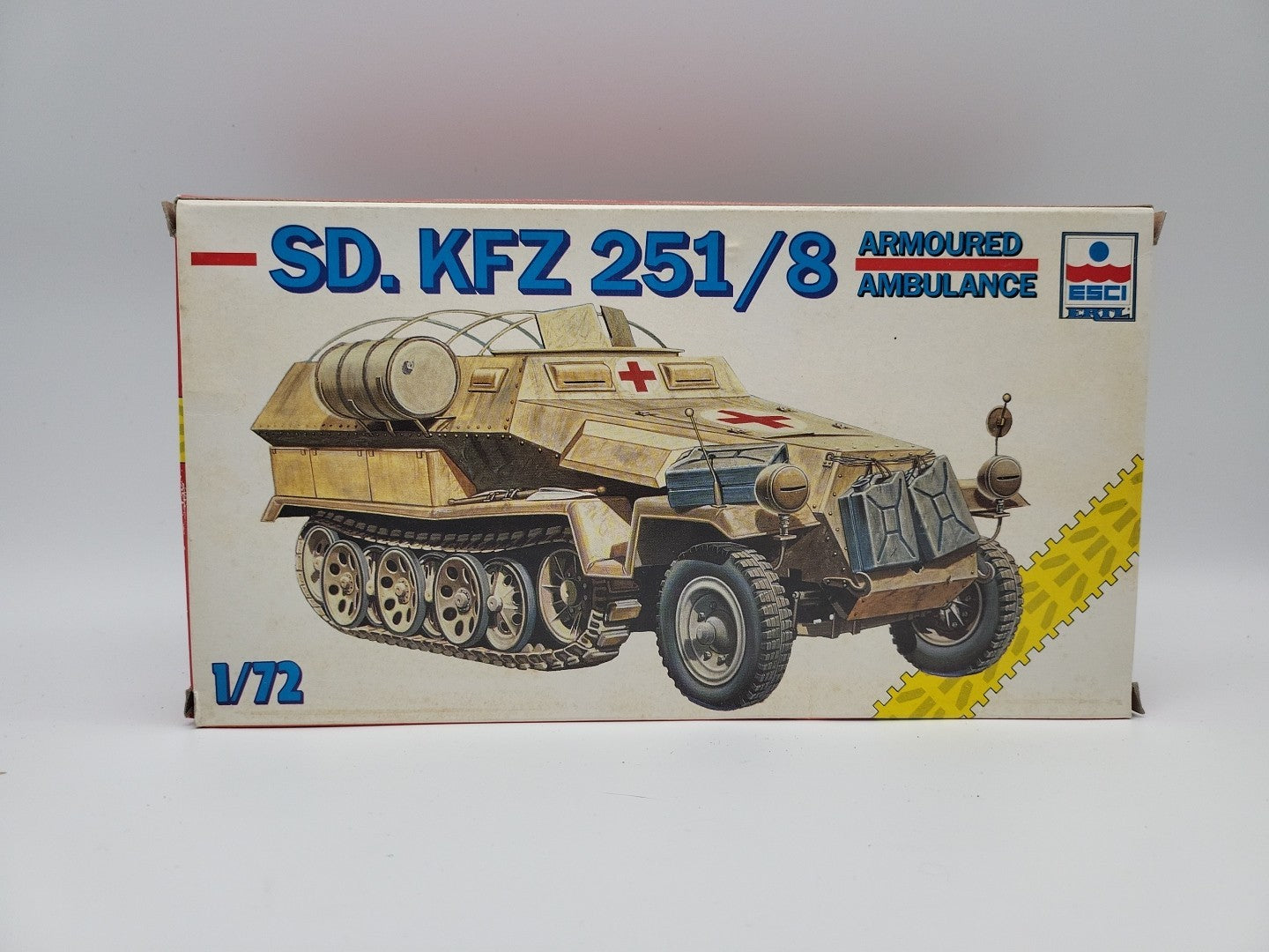 ESCI - 1/72 - 8347 - German Sd Kfz 251/8 Armoured Ambulance New Series