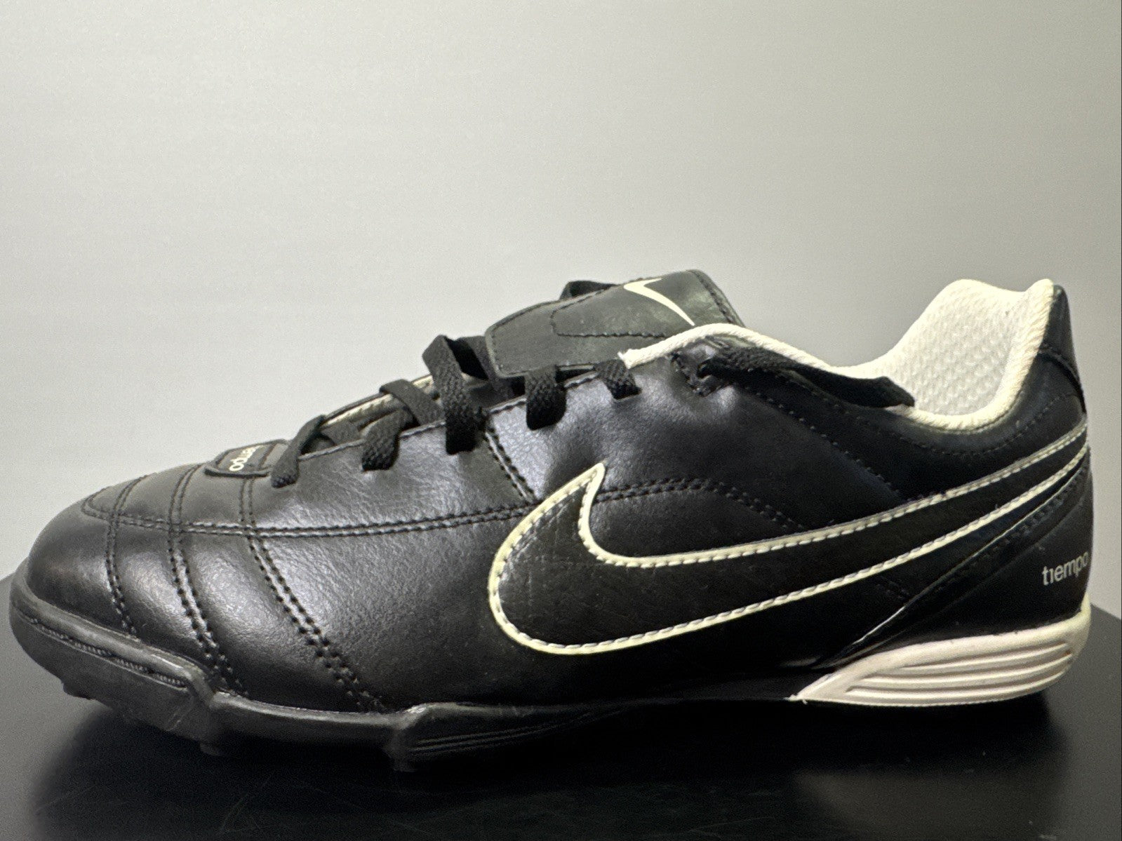Nike Tiempo Gr. 37,5 Jungen Fußballschuh 