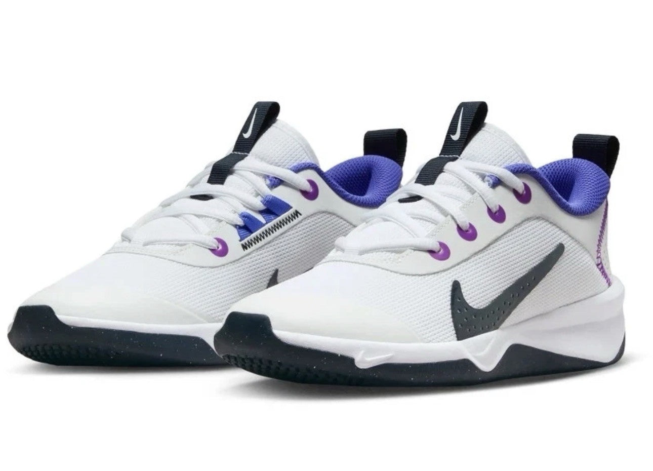 Nike Omni Multi-Court Gr. 38,5 DM9027-104 Hallenschuhe Kinder Sneaker