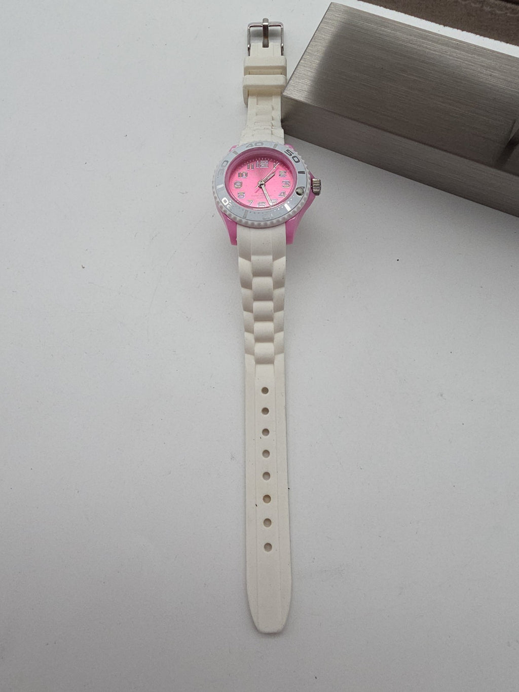 Damen Sportuhr Pink Weiß – Quarz – 5 BAR – Silikonarmband