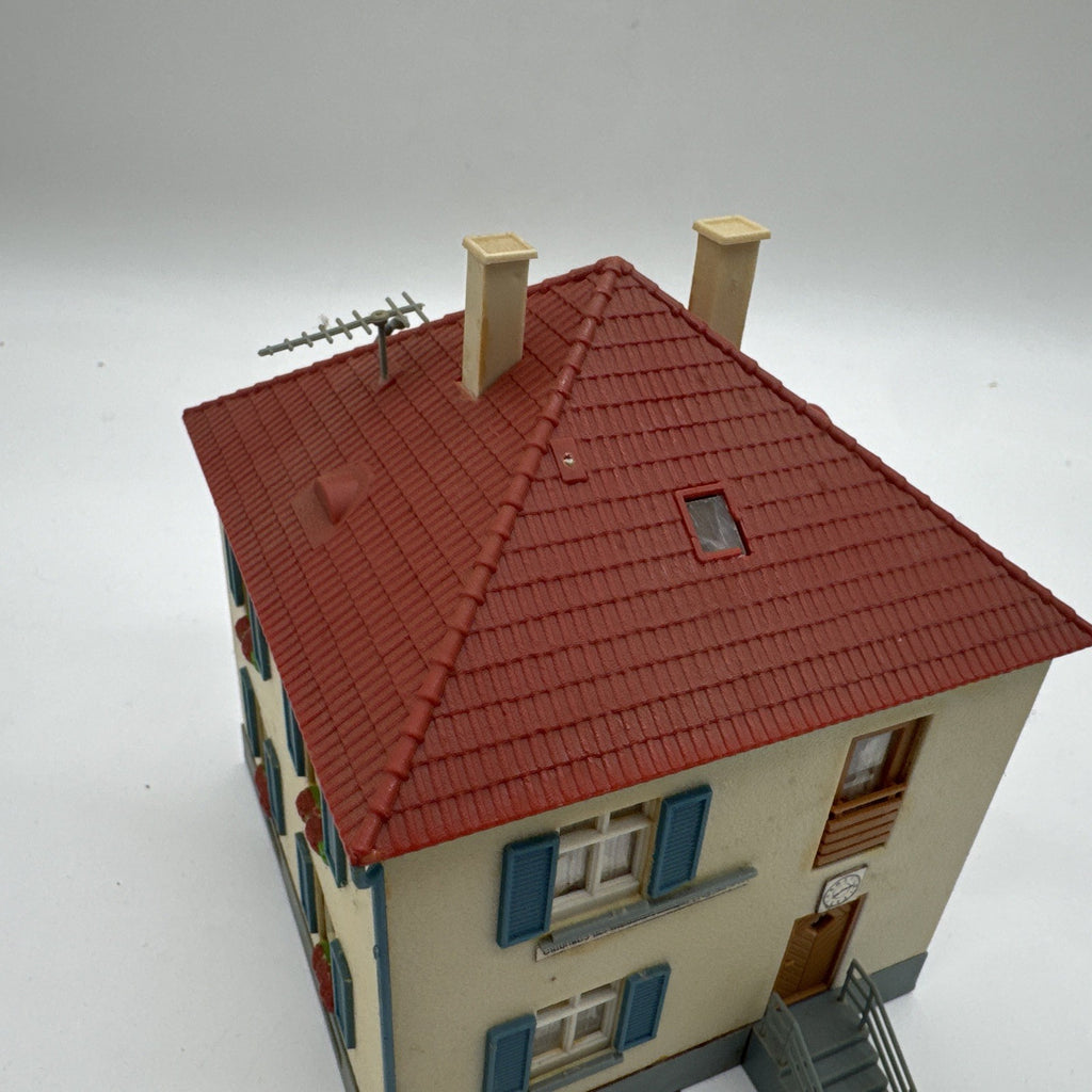 H0 Modelleisenbahn Club Glaskasten Fertig Gebaut Wohnhaus #745