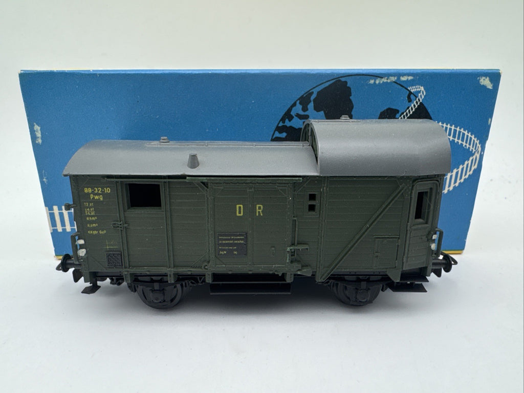 Piko Güterwagen ME 143-01 grün gedeckt