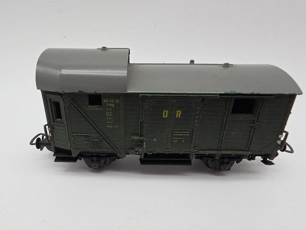 ESF-40706	Piko H0 Güterzug-Begleitwagen DR 88-32-10, ein Puffer fehlt