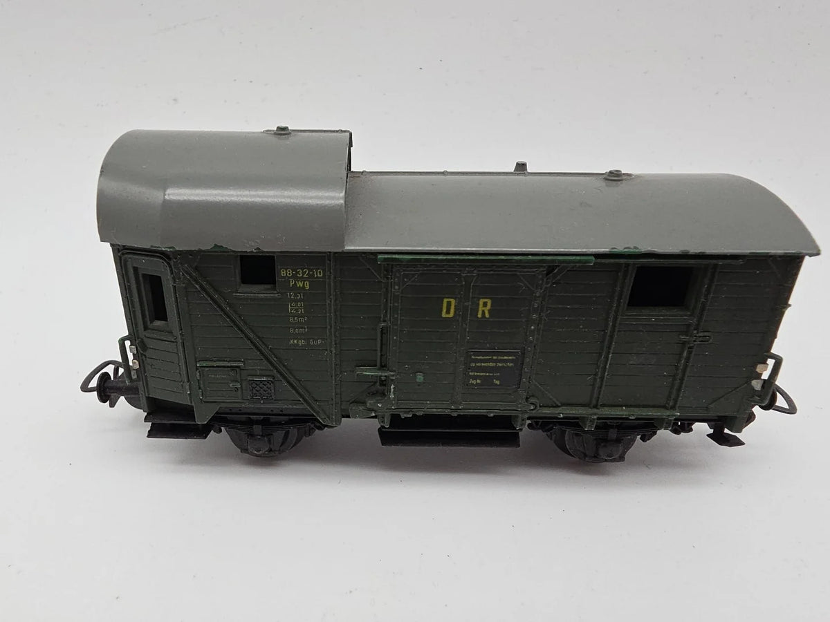 ESF-40706	Piko H0 Güterzug-Begleitwagen DR 88-32-10, ein Puffer fehlt