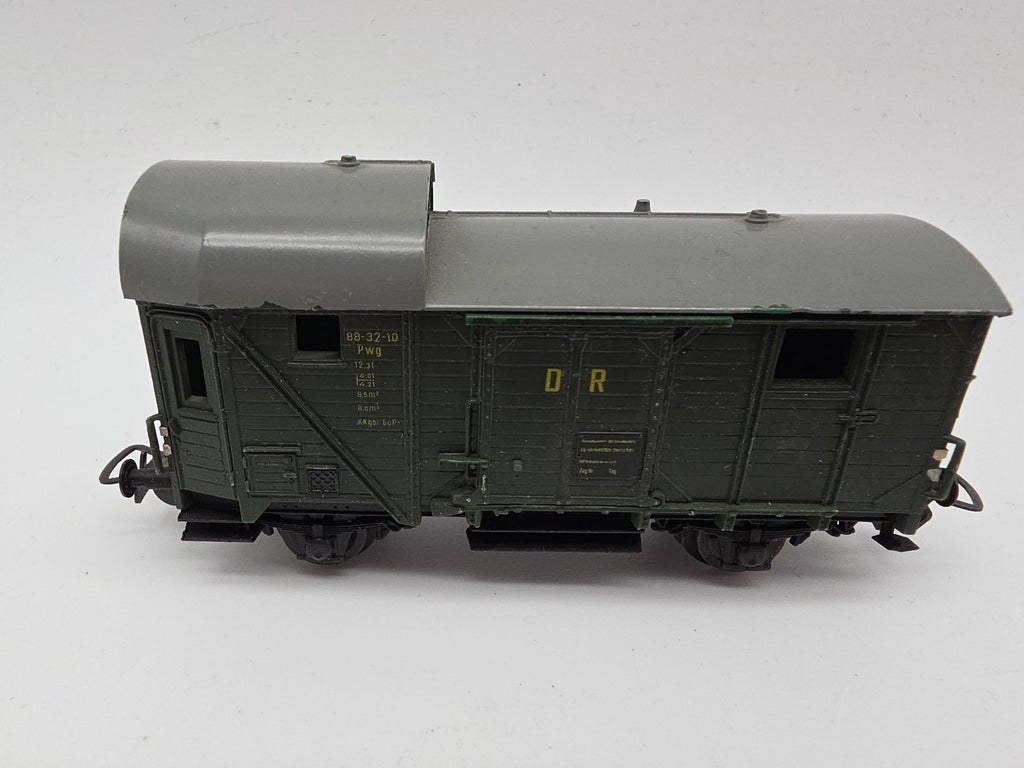 ESF-40706	Piko H0 Güterzug-Begleitwagen DR 88-32-10, ein Puffer fehlt