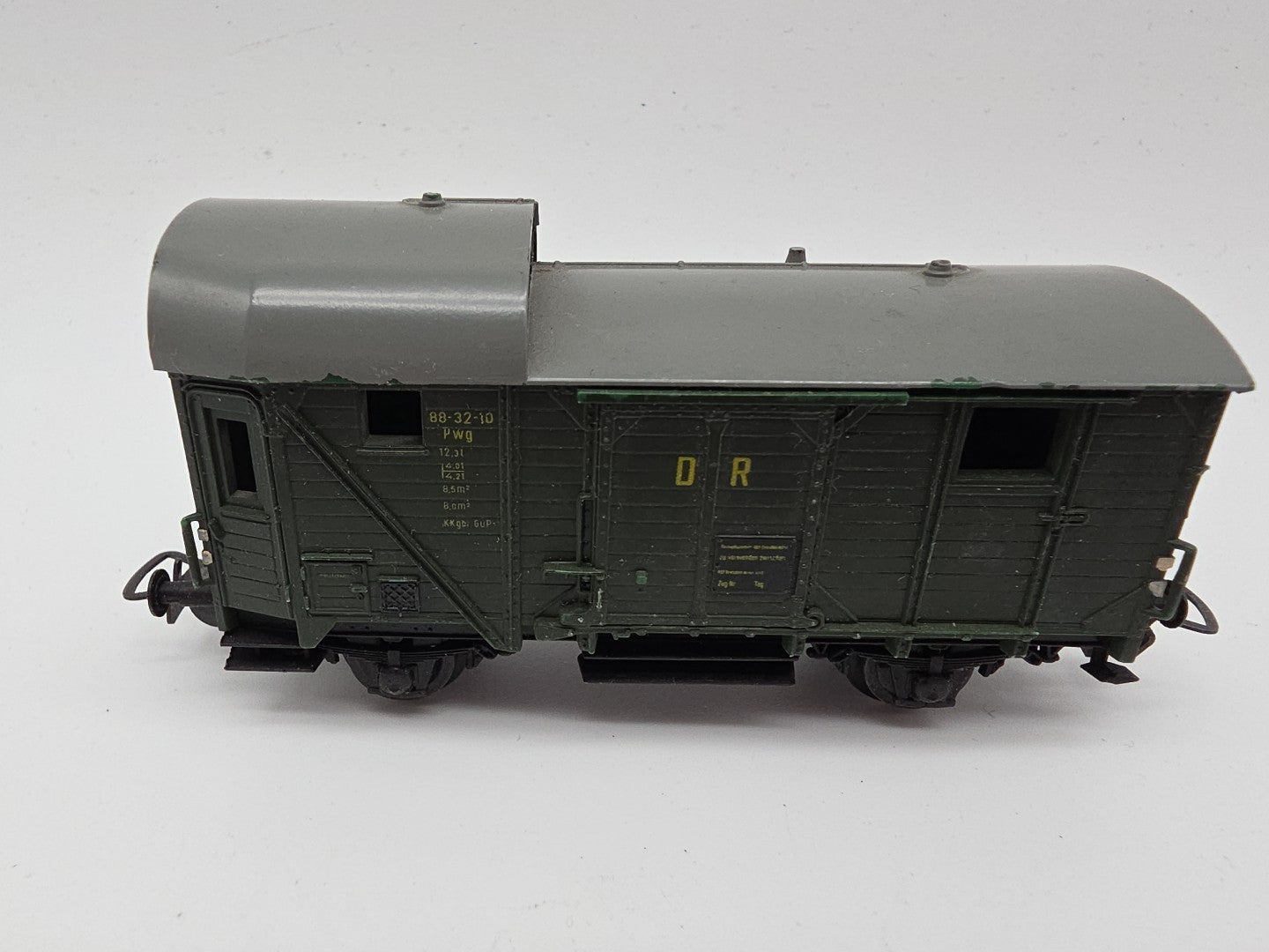 ESF-40706	Piko H0 Güterzug-Begleitwagen DR 88-32-10, ein Puffer fehlt