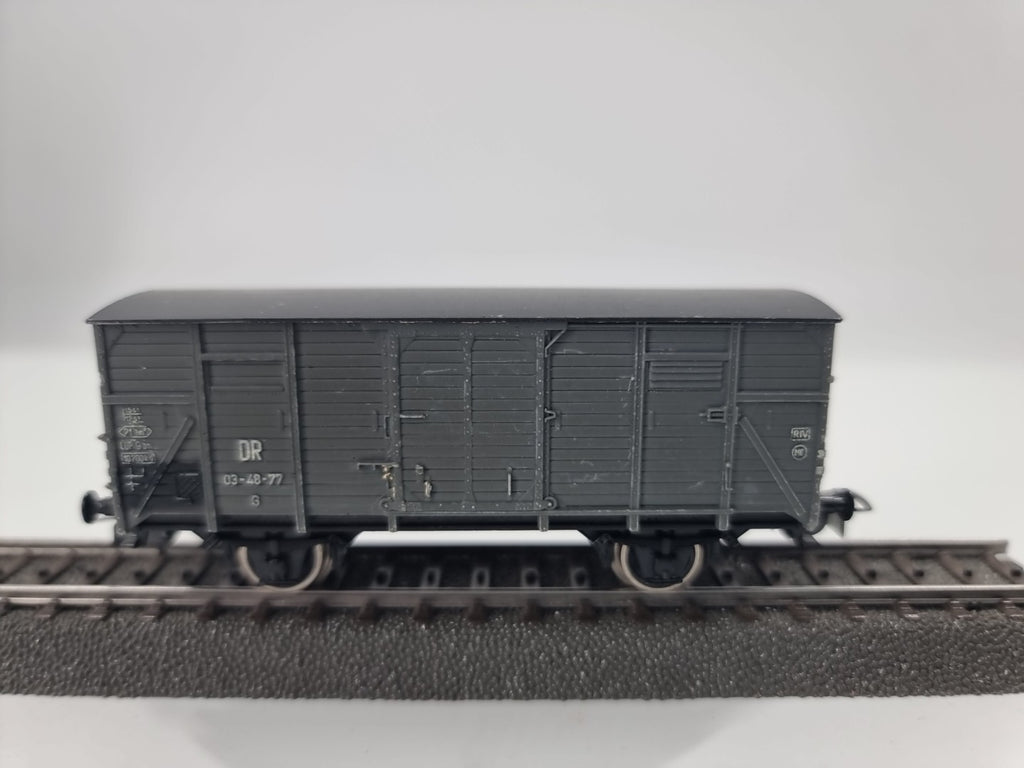 PIKO gedeckter Güterwagen grau DR 03-48-77 G