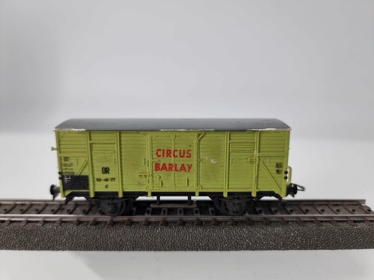 Piko H0 gedeckter Güterwagen "Circus Barlay" Rote Aufschrift 
