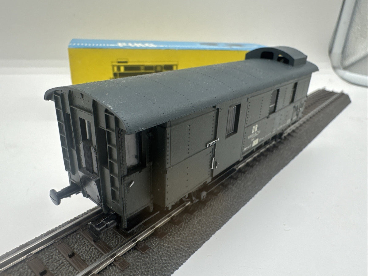 Piko 5/6606/010 Spur H0 Gepäckwagen grün DR gebraucht in OVP