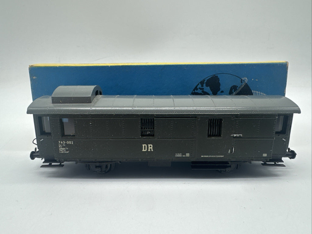 Spur H0 1:87 DDR PIKO Reisezug-Packwagen DR grün Modellbahn