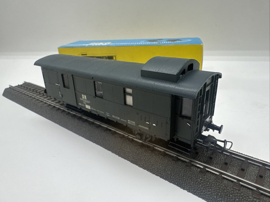 Piko 5/6606/010 Spur H0 Gepäckwagen grün DR gebraucht in OVP