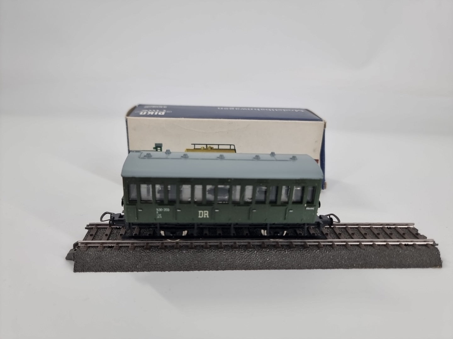 Piko Personenwagen 530-303 grün zweiachsig 1:87 H0 -neuwertig In OVP-