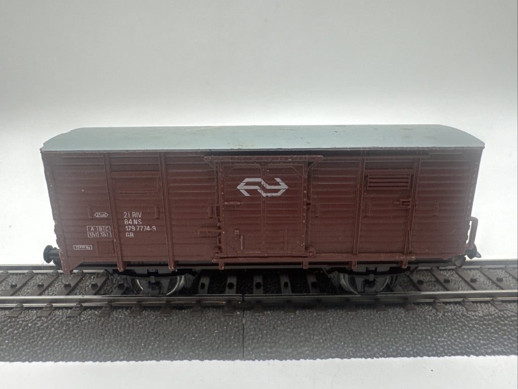 Piko Geschlossener Güterwagen - NS 179 7774-9 - GB - braun - H0 #593