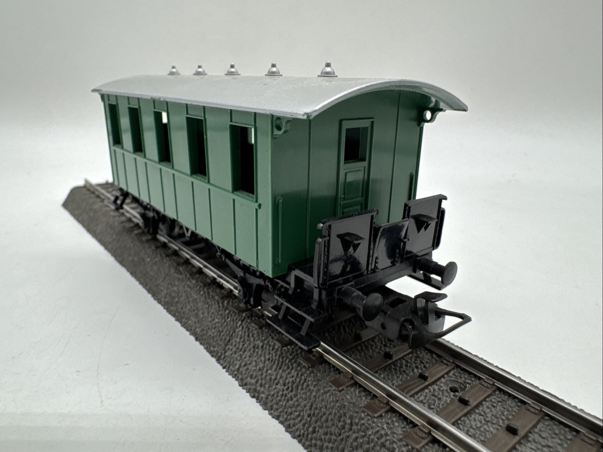 Märklin H0  schlichter Personenwagen  kurz  ohne Fenster  grün  (305635) #393