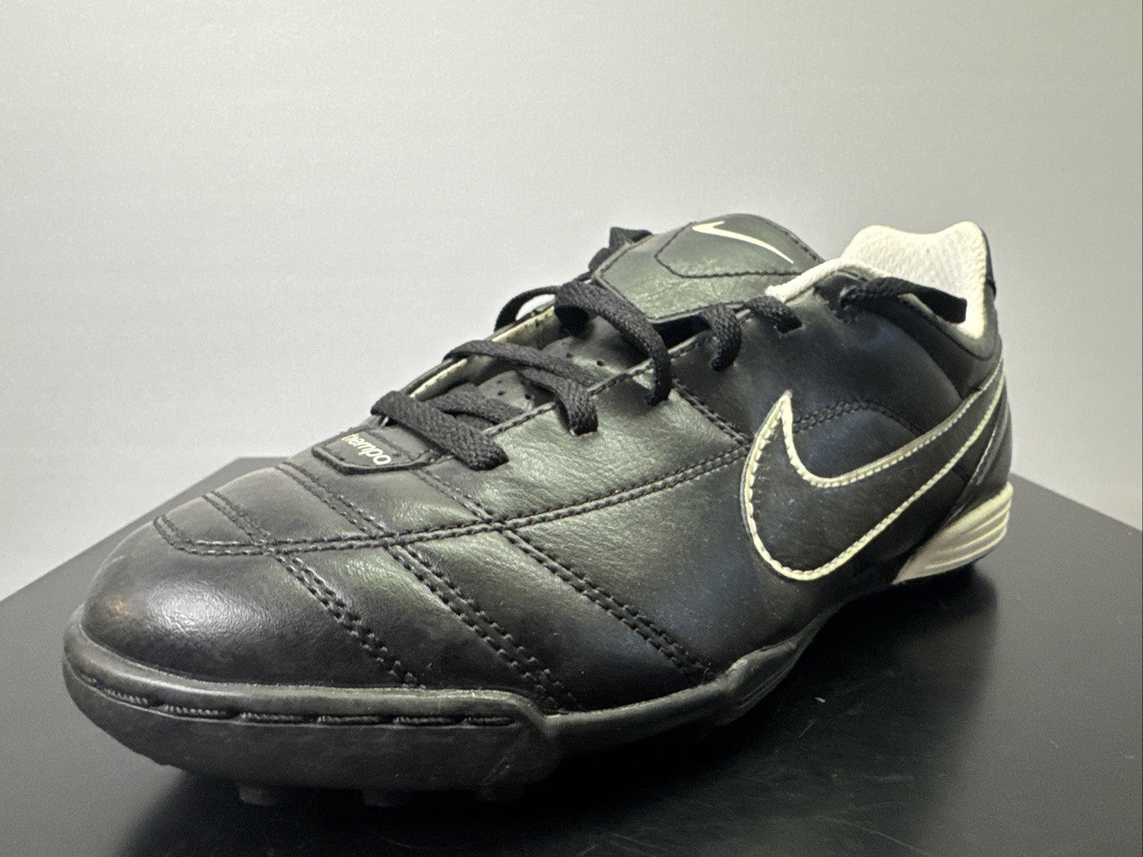 Nike Tiempo Gr. 37,5 Jungen Fußballschuh 