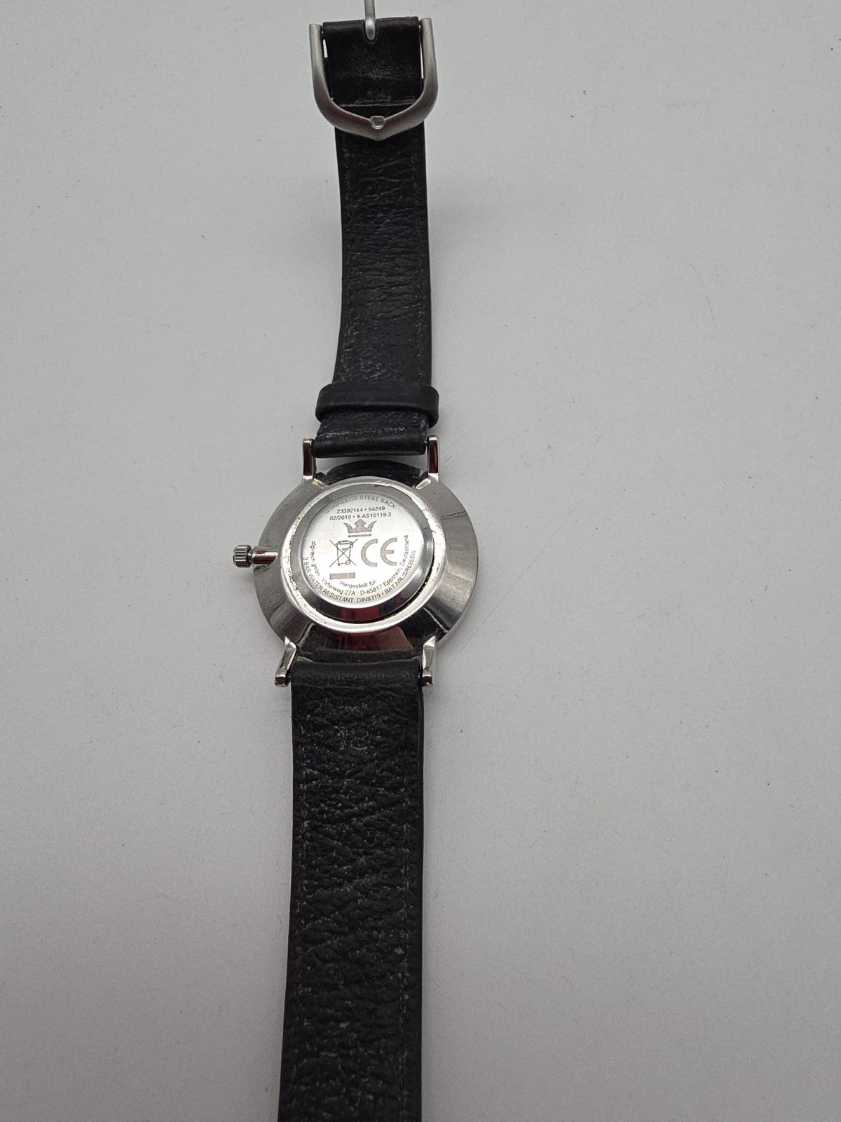 QuartzAnzeige: AnalogZifferblatt: Weiß mit Herz-MotivGehäuse: MetallArmband: