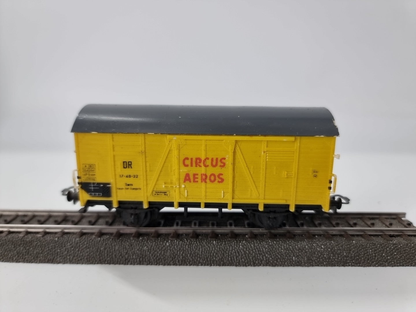 Piko H0 Gedeckter Güterwagen Circus Aeros -rote Aufschrift-