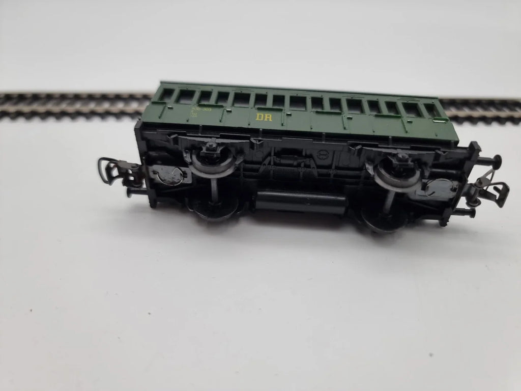 Piko Personenwagen 530-303 grün zweiachsig 1:87 H0