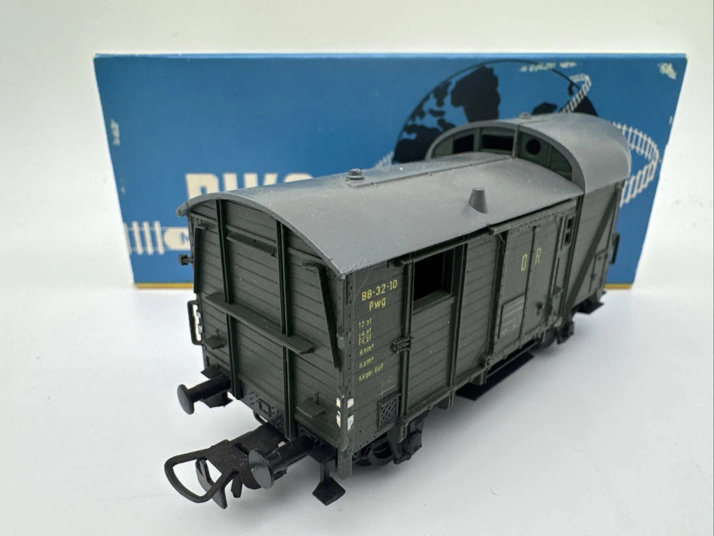 Piko Güterwagen ME 143-01 grün gedeckt