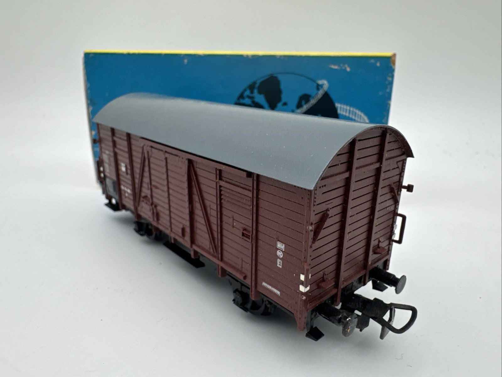 Piko H0 Gedeckter Güterwagen mi Bremserhaus 04-84-99 - DR - braun  - 1:87 H0 HO