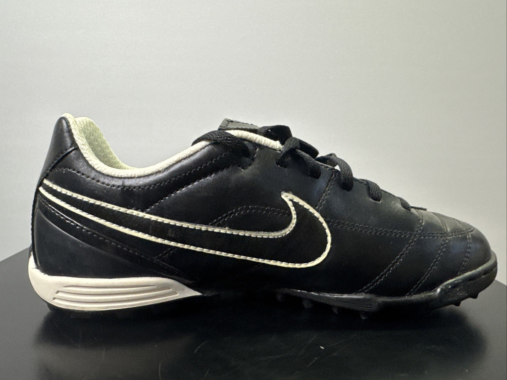 Nike Tiempo Gr. 37,5 Jungen Fußballschuh 