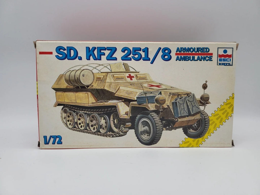 ESCI - 1/72 - 8347 - German Sd Kfz 251/8 Armoured Ambulance New Series