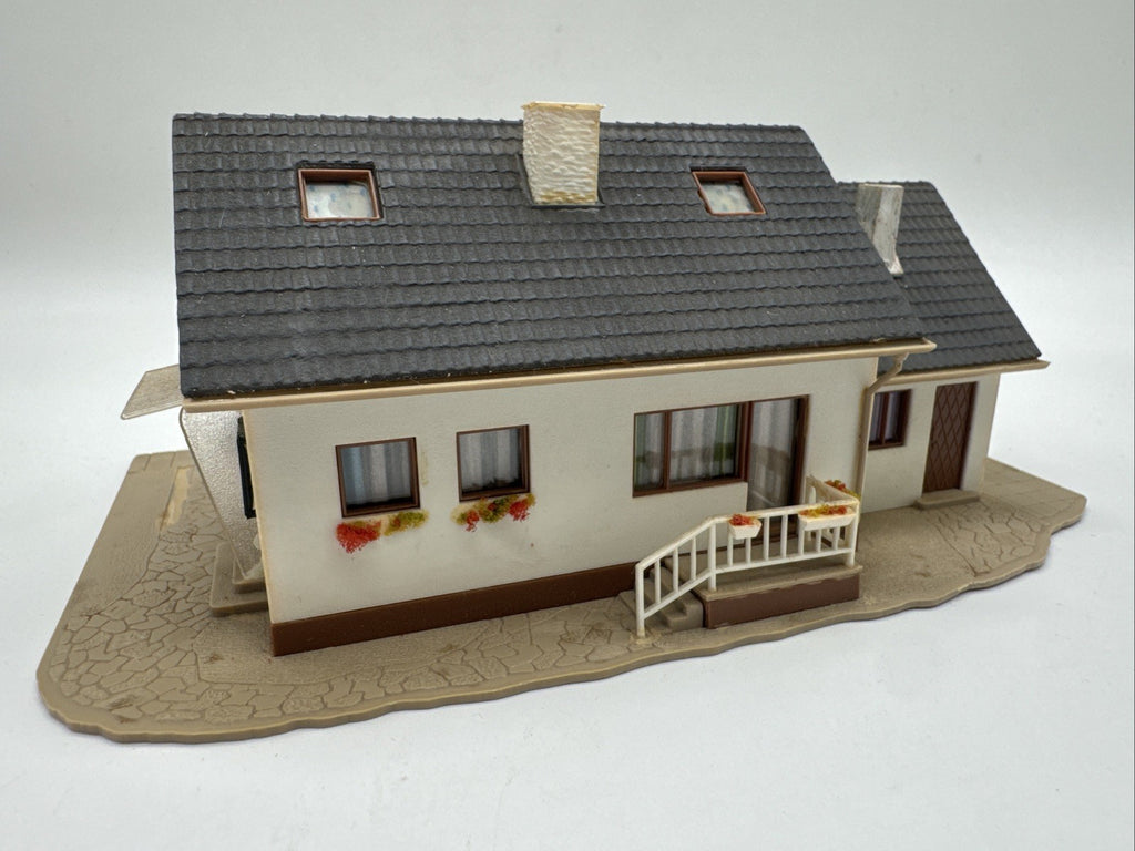 Vollmer 3723 | Wohnhaus mit Ladengeschäft | fertig gebaut | H0 / 1:87 #740
