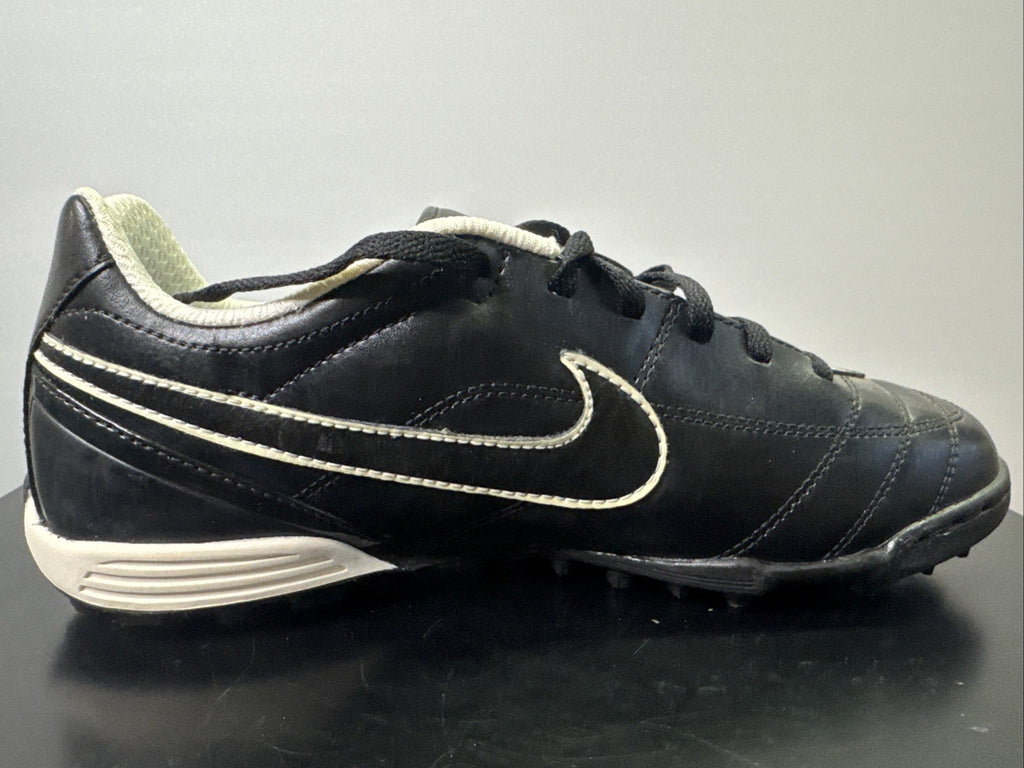 Nike Tiempo Gr. 38,5 Jungen Fußballschuh