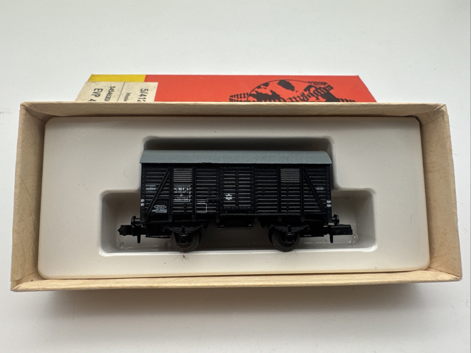 Piko gedeckter Güterwagen Schwarz Spur N DR Tonnendach 5/4126-070 OVP