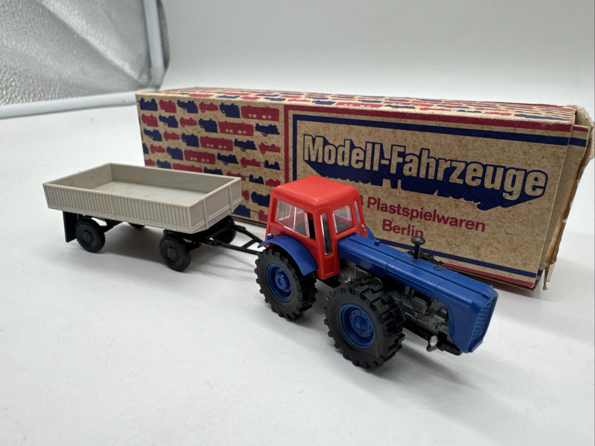 VEB Berlinplast 1:87 Dieseltraktor D4K mit Hänger E5-2