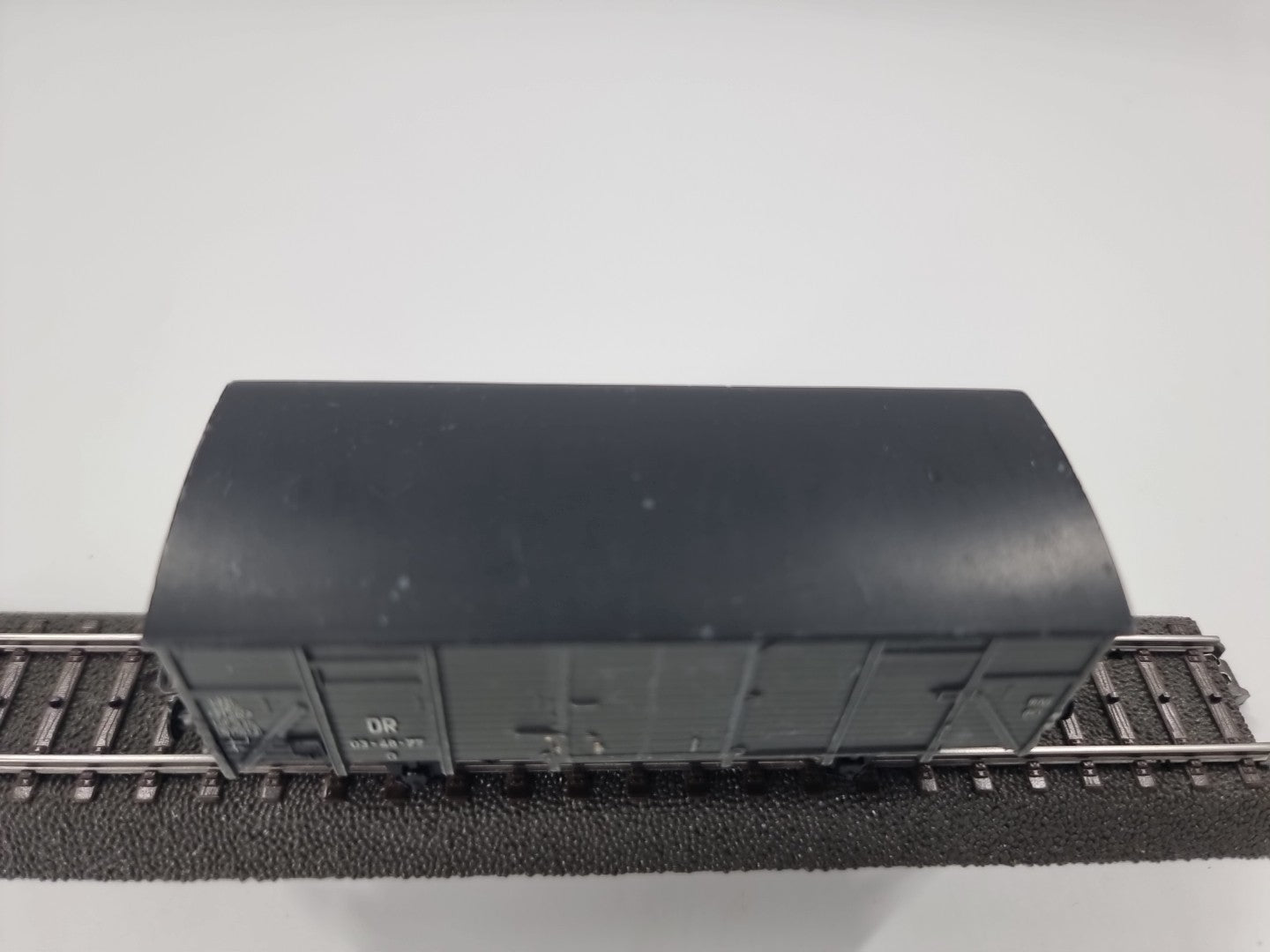 PIKO gedeckter Güterwagen grau DR 03-48-77 G