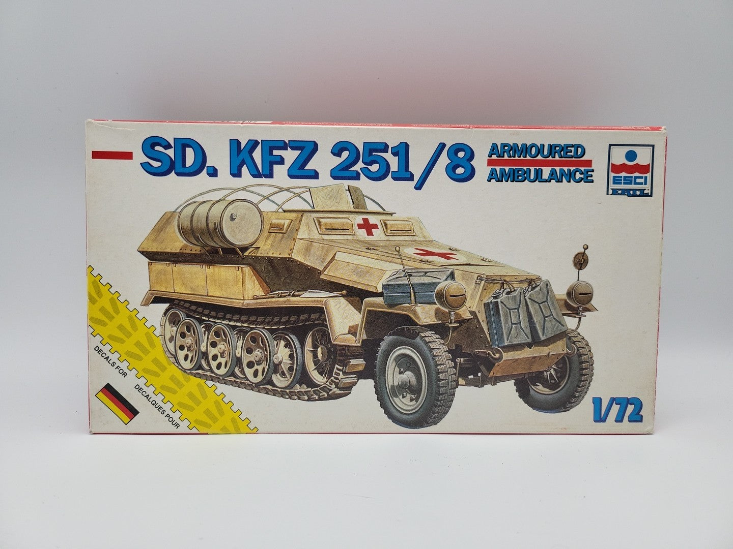 ESCI - 1/72 - 8347 - German Sd Kfz 251/8 Armoured Ambulance New Series