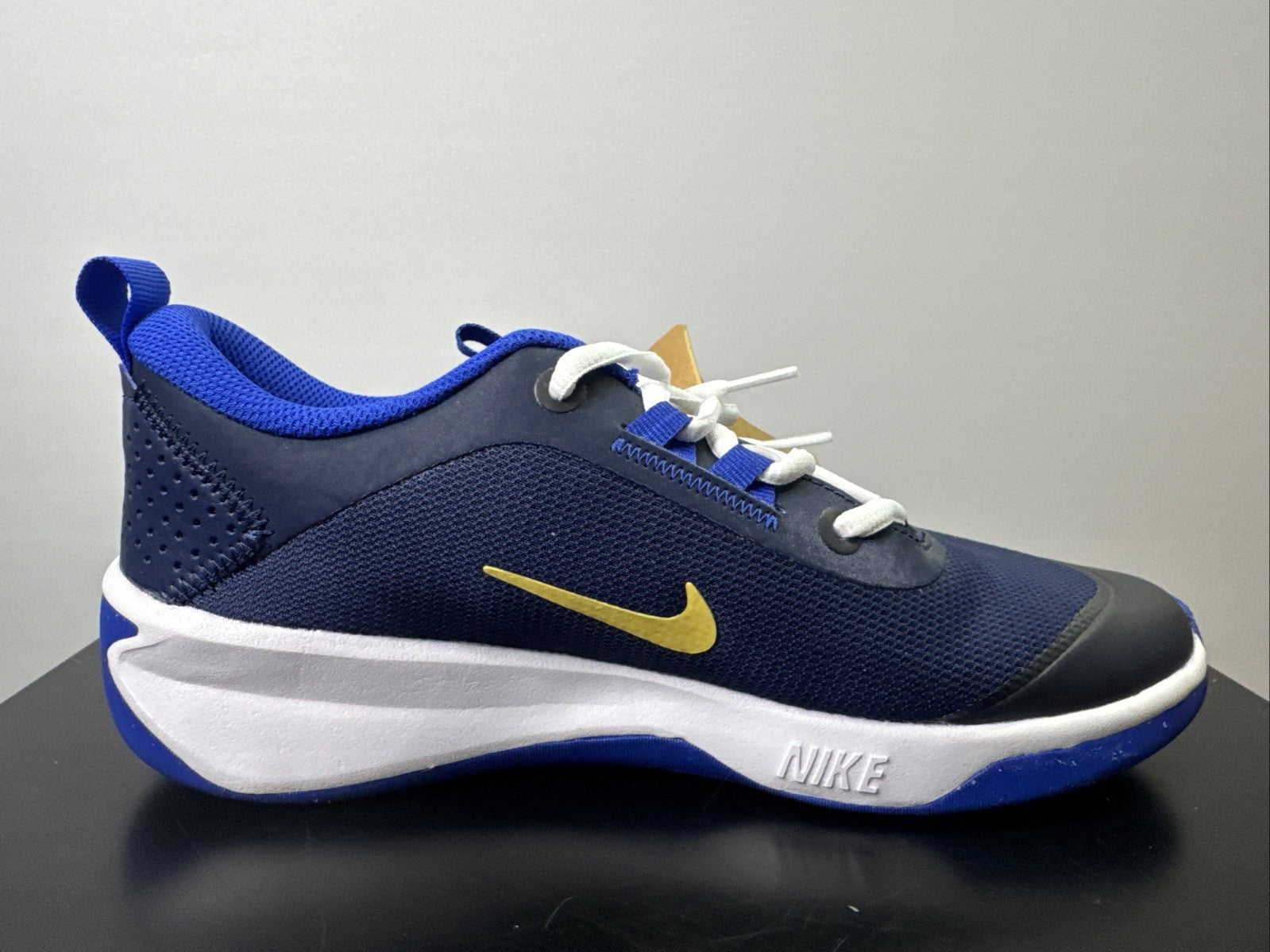 Nike Omni Multi Court Gr. 37,5 Sneaker Laufschuhe