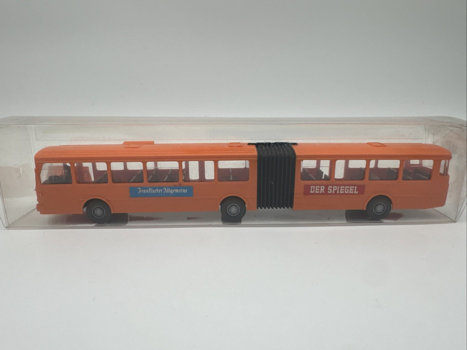 1:87 Wiking Gliederbus Mercedes Orange  mit Fahrer