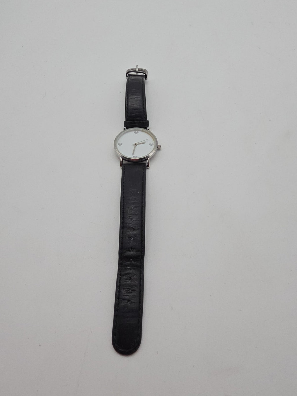 QuartzAnzeige: AnalogZifferblatt: Weiß mit Herz-MotivGehäuse: MetallArmband: