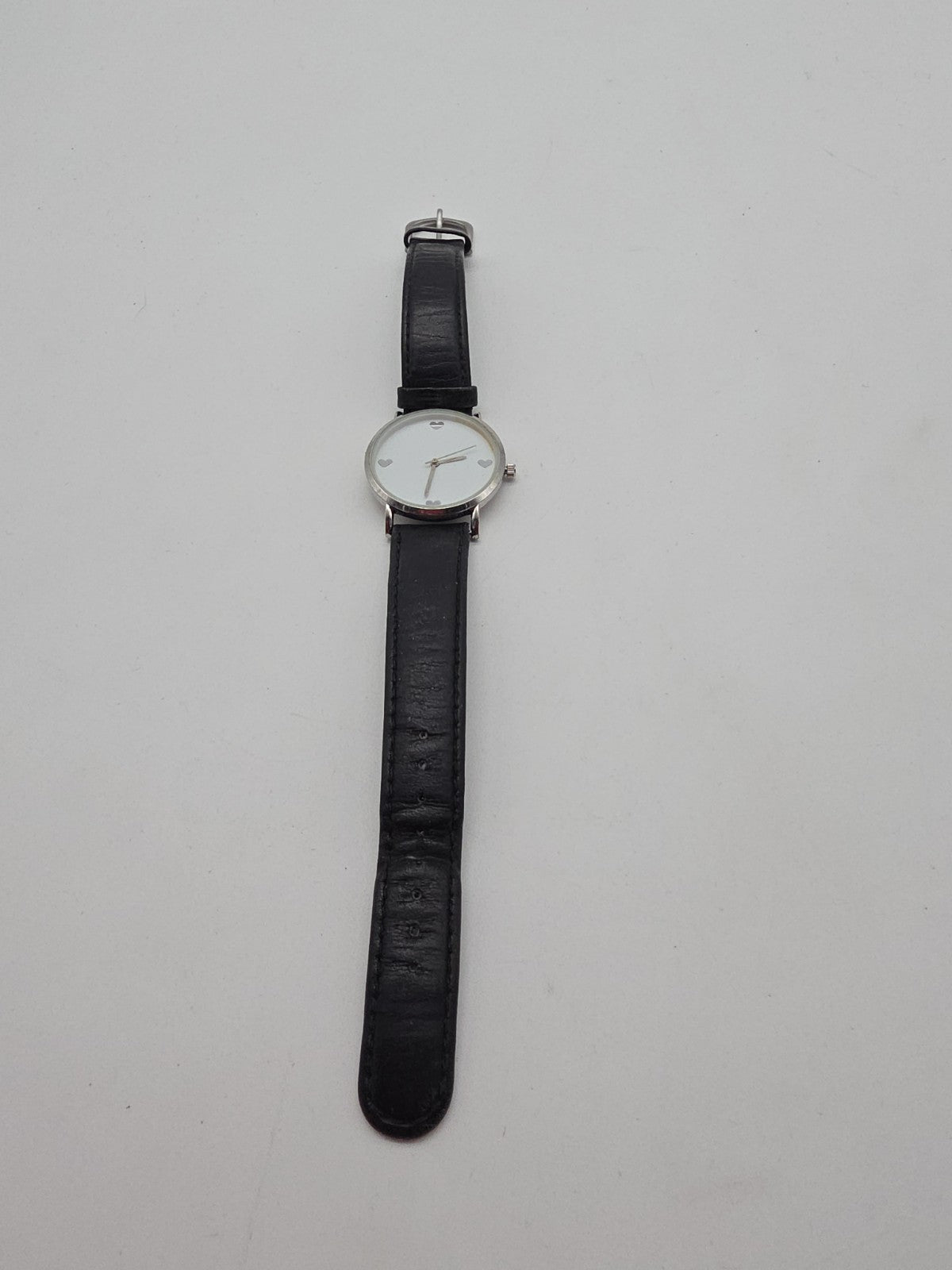 QuartzAnzeige: AnalogZifferblatt: Weiß mit Herz-MotivGehäuse: MetallArmband: