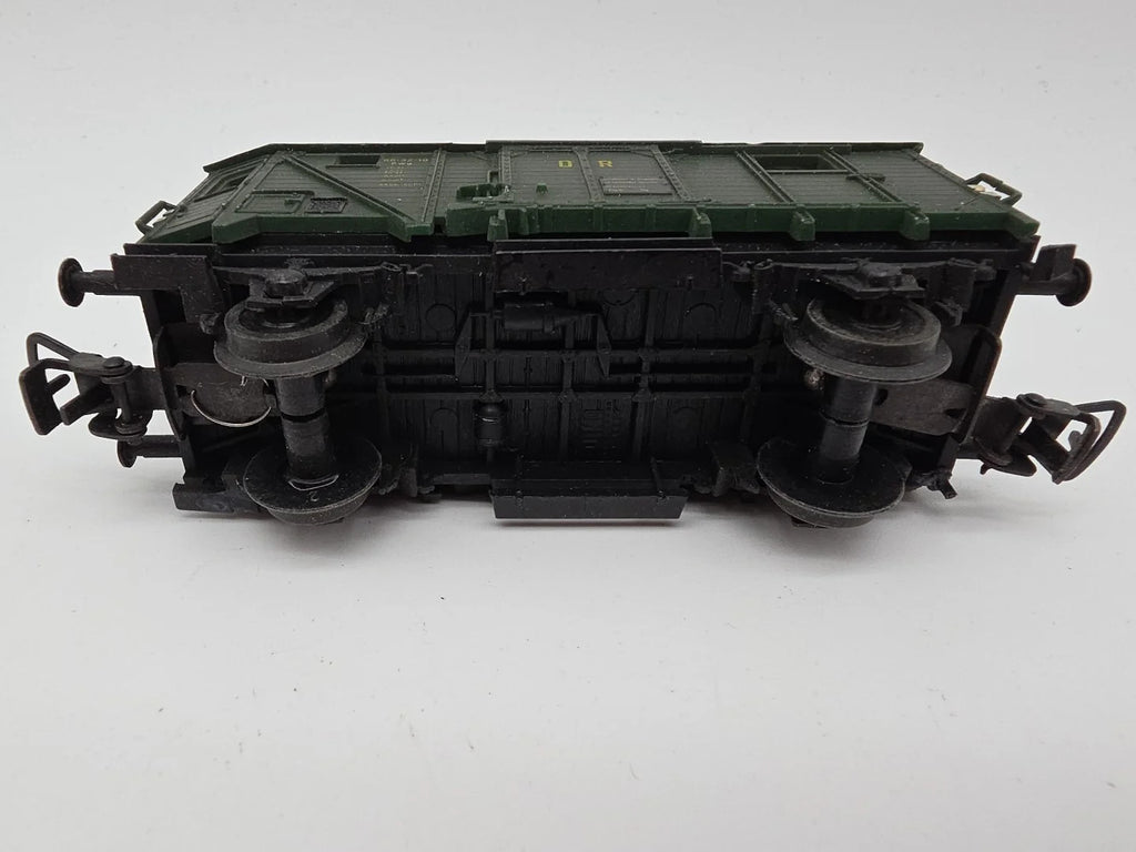 ESF-40706	Piko H0 Güterzug-Begleitwagen DR 88-32-10, ein Puffer fehlt
