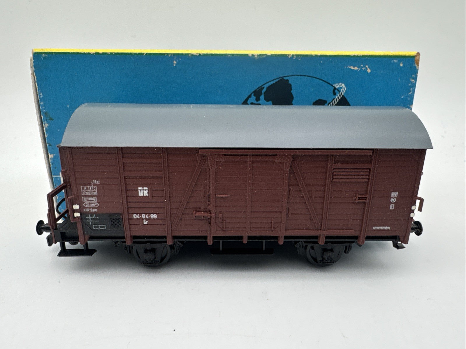 Piko H0 Gedeckter Güterwagen mi Bremserhaus 04-84-99 - DR - braun  - 1:87 H0 HO