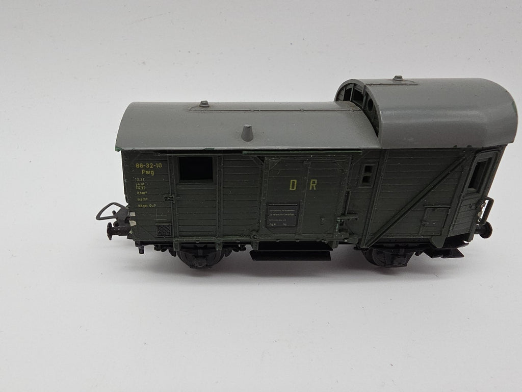 ESF-40706	Piko H0 Güterzug-Begleitwagen DR 88-32-10, ein Puffer fehlt