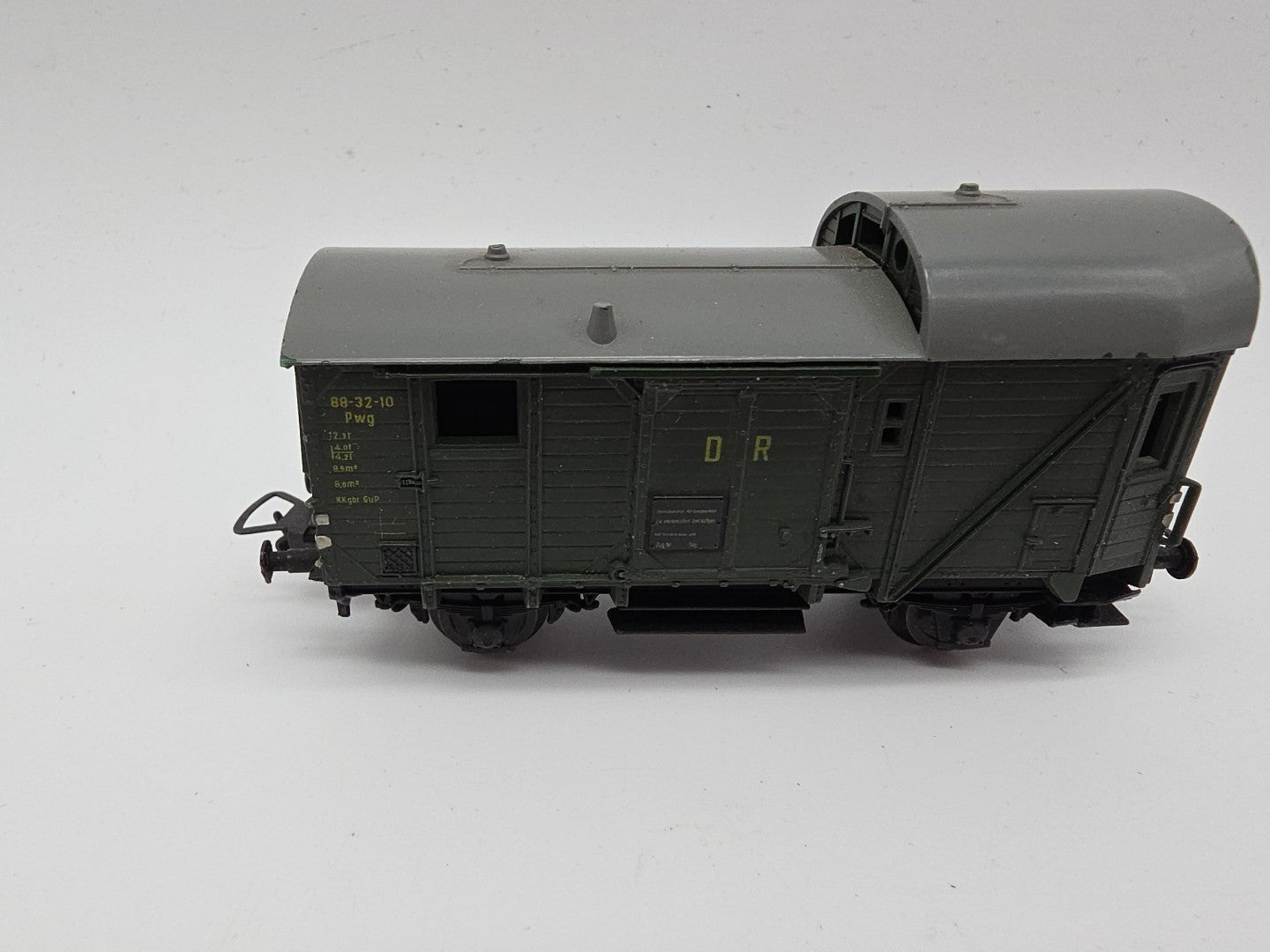 ESF-40706	Piko H0 Güterzug-Begleitwagen DR 88-32-10, ein Puffer fehlt