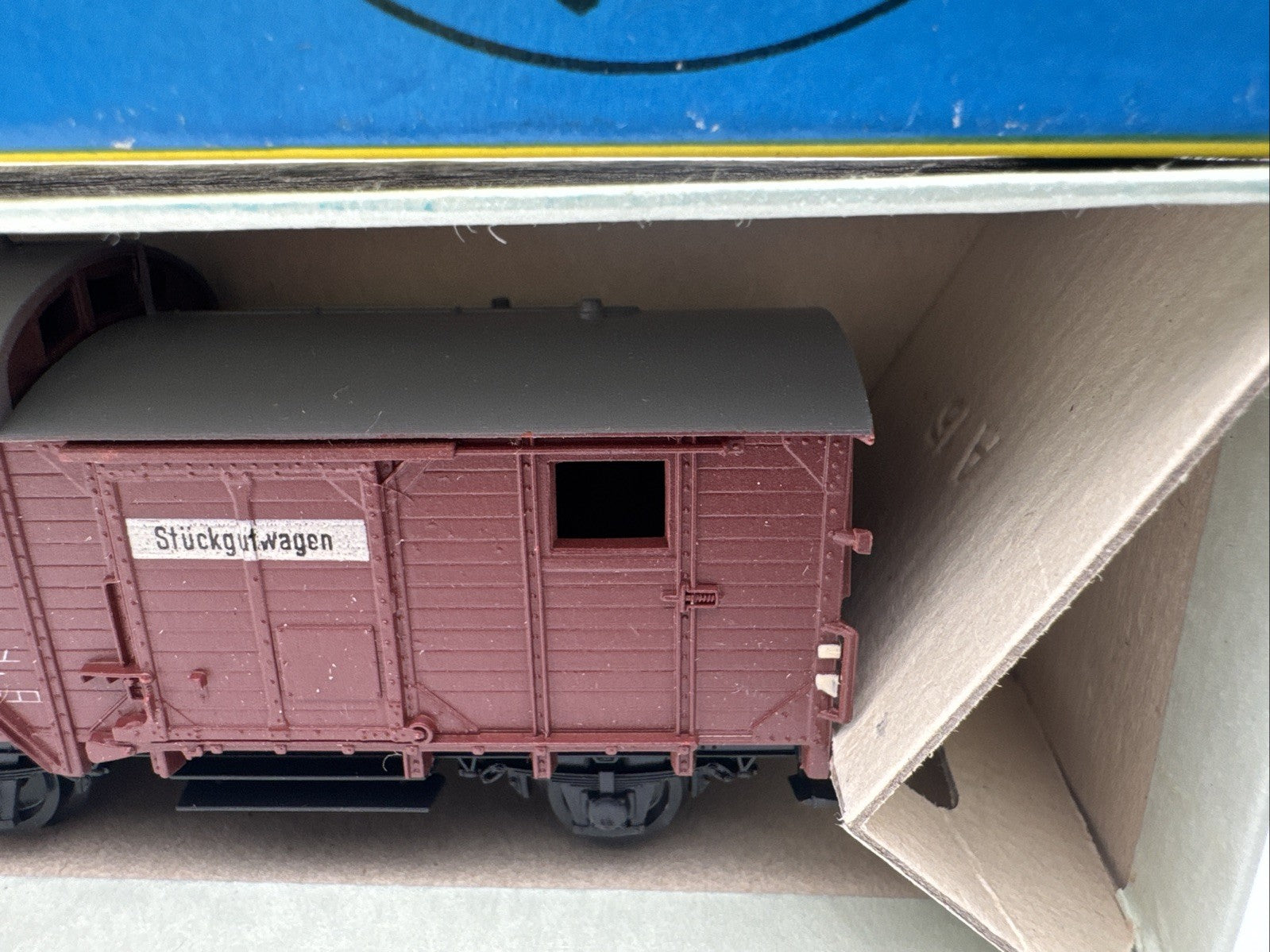 Piko Güterwagen Stückgut Gedeckt Braun ME 143-015