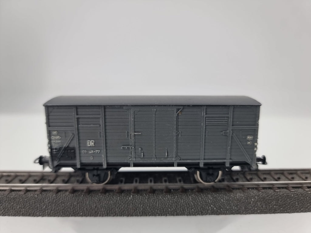 PIKO gedeckter Güterwagen grau DR 03-48-77 G