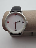 QuartzAnzeige: AnalogZifferblatt: Weiß mit Herz-MotivGehäuse: MetallArmband: