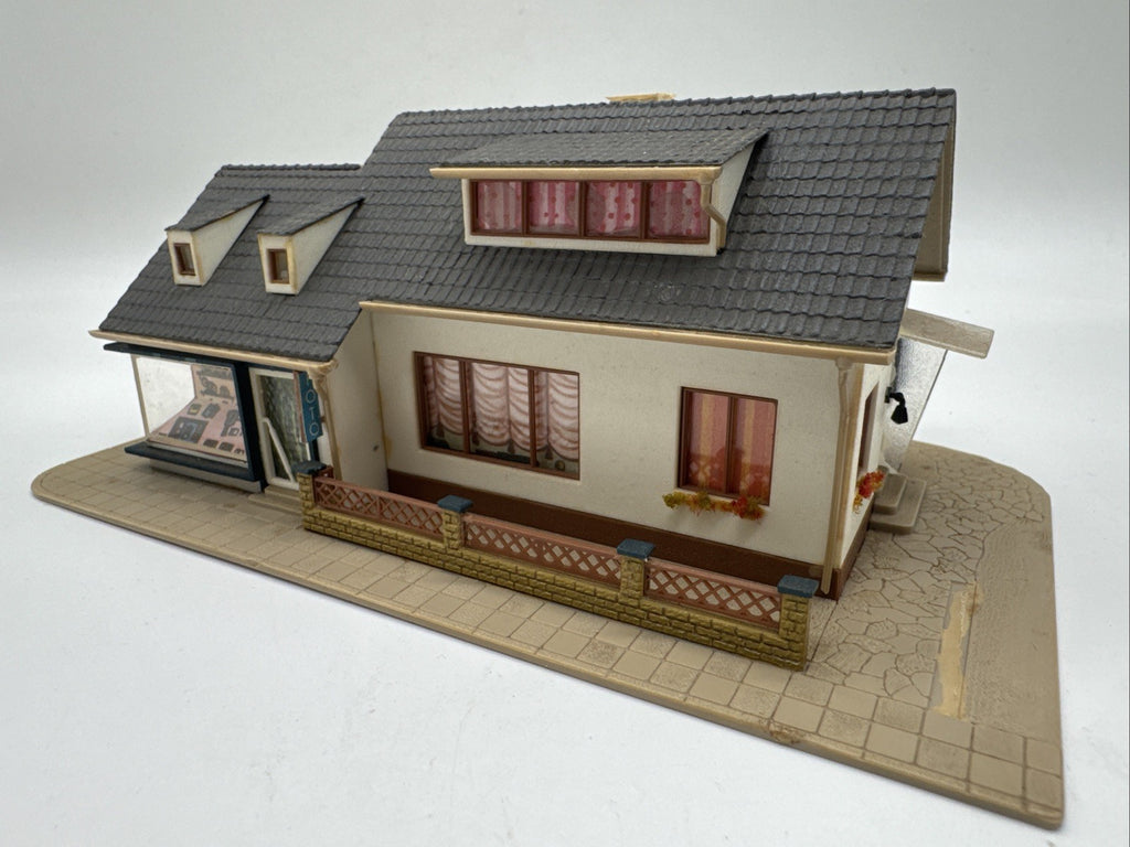 Vollmer 3723 | Wohnhaus mit Ladengeschäft | fertig gebaut | H0 / 1:87 #740