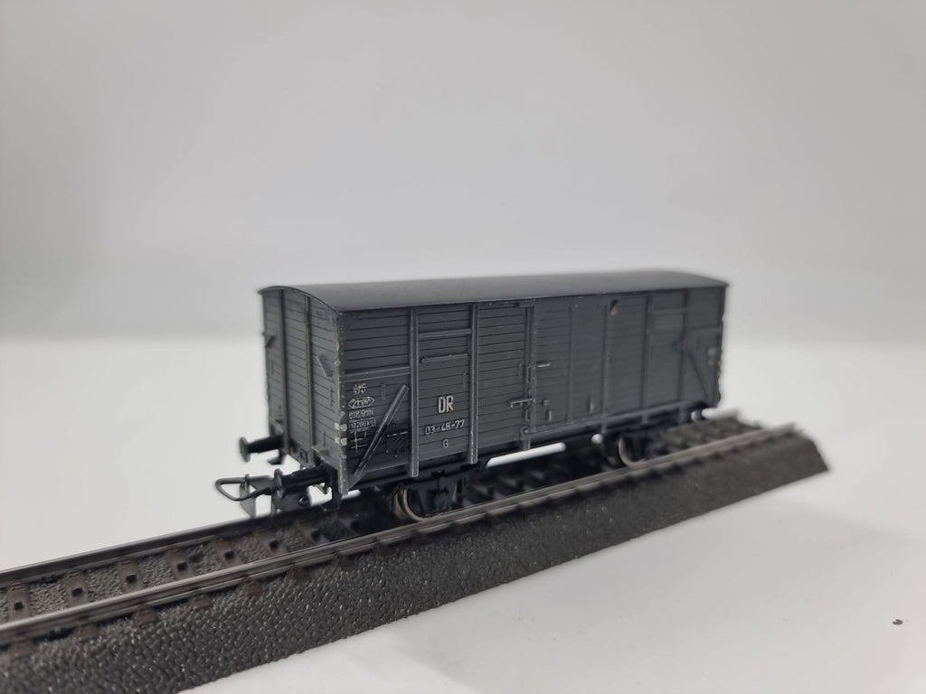PIKO gedeckter Güterwagen grau DR 03-48-77 G