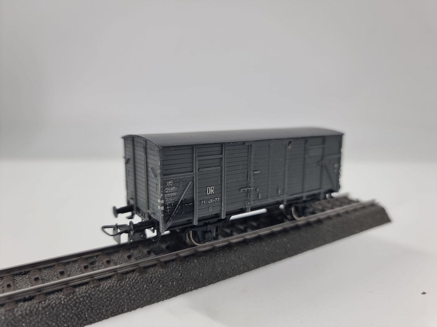 PIKO gedeckter Güterwagen grau DR 03-48-77 G