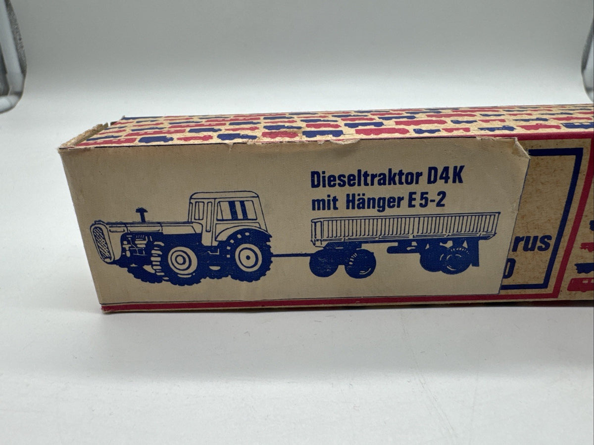 VEB Berlinplast 1:87 Dieseltraktor D4K mit Hänger E5-2