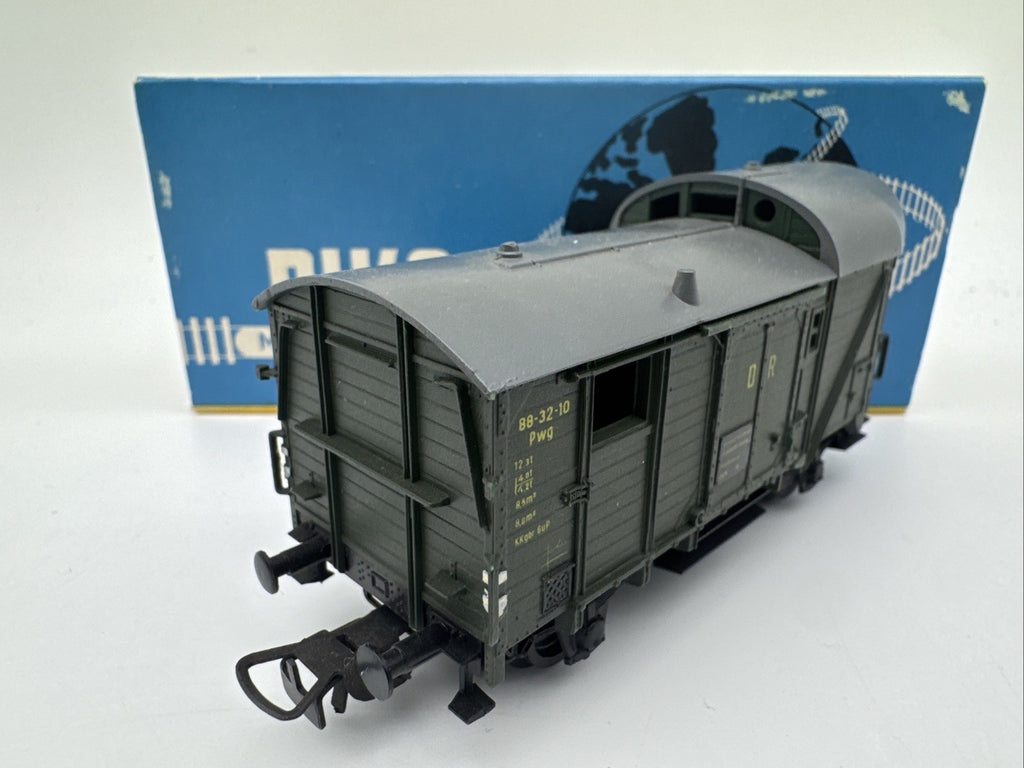Piko Güterwagen ME 143-01 grün gedeckt