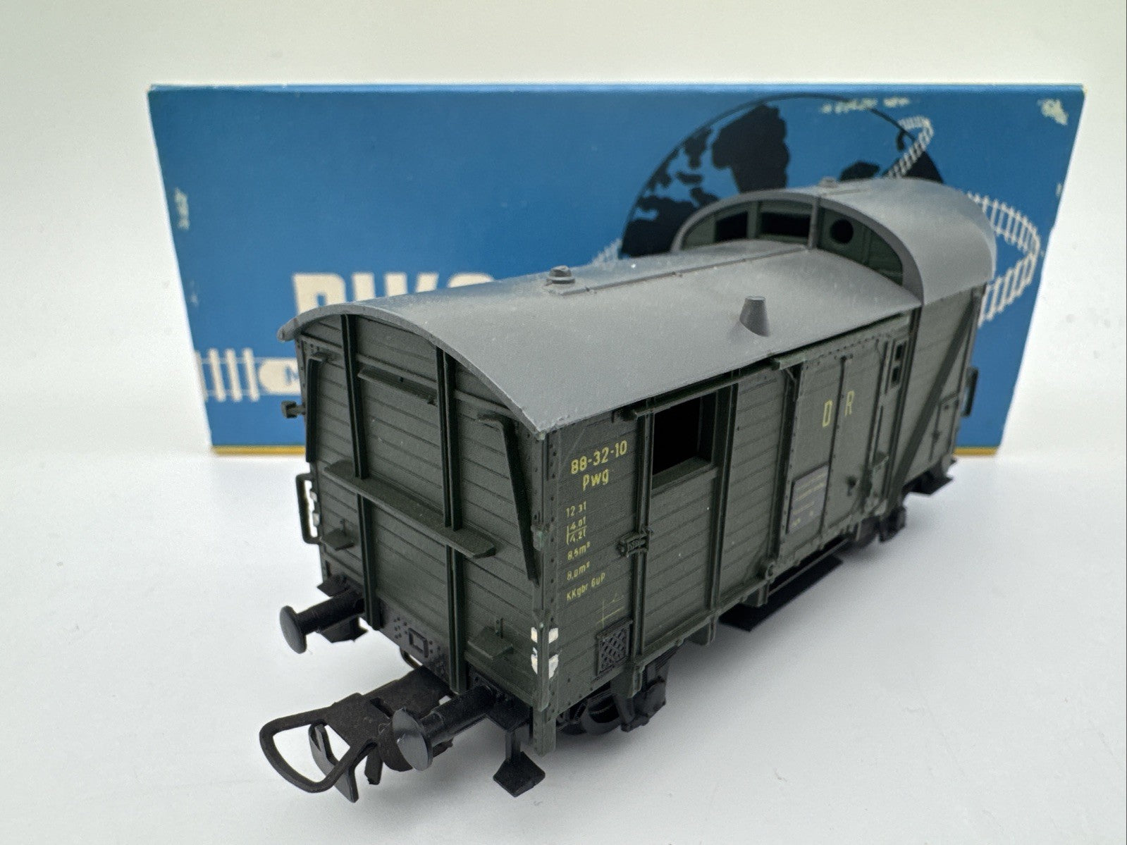 Piko Güterwagen ME 143-01 grün gedeckt